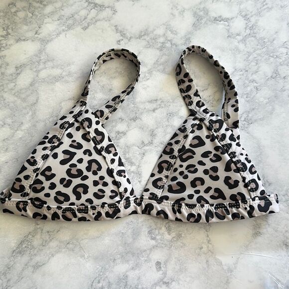 Sale🎉 NWOT OneOne Swimwear XS Leopard Print Bikini Top Bathing Suit - Picture 1 of 7